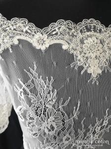 Boléro en fine dentelle de Chantilly ivoire à manches courtes et encolure bateau
