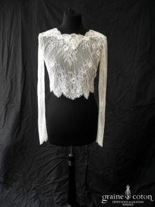 Boléro en fine dentelle de Chantilly ivoire à manches longues et encolure bateau