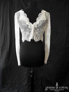 Boléro en fine dentelle de Chantilly ivoire à manches longues et encolure bateau