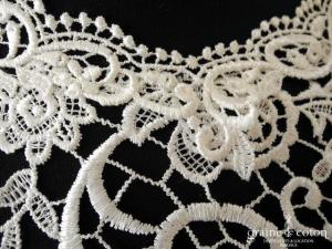 Boléro en guipure brodée ivoire à manches 3/4 et encolure bateau