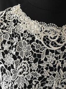 Boléro en guipure brodée ivoire sans manches et encolure bateau