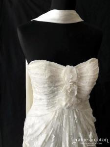 Bari Jay - Robe fourreau ivoire en dentelle