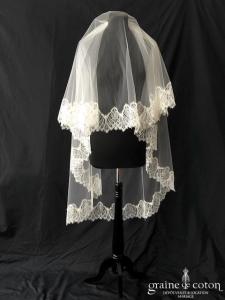 Voile mi long en tulle ivoire clair bordé de fine dentelle