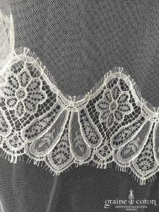 Voile mi long en tulle ivoire clair bordé de fine dentelle