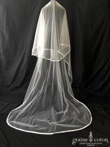 Voile long de 3 mètres en tulle blanc bordé d'un large biais de satin