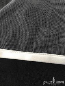 Voile long de 3 mètres en tulle blanc bordé d'un large biais de satin