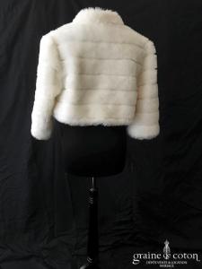 Manteau court en fausse fourrure ivoire clair manches 3/4