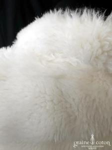 Manteau court en fausse fourrure ivoire clair manches 3/4