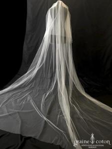 Création - Voile long de 3 mètres en tulle finition brut ivoire clair, forme rectangulaire