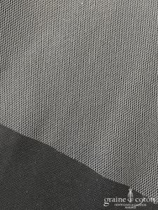 Création - Voile long de 3 mètres en tulle finition brut ivoire clair, forme rectangulaire