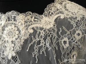 Boléro en fine dentelle de Chantilly ivoire à manches longues et encolure bateau