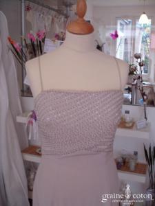 Robe longue fendue crème avec bustier en perles