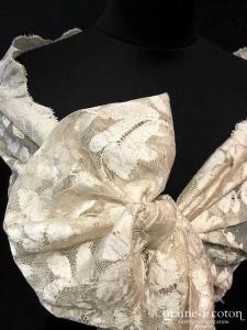 Création - Étole en fine dentelle champagne