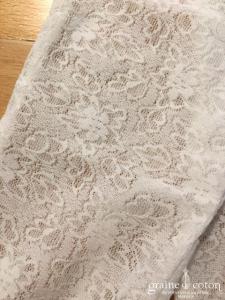 Création - Gants longs en dentelle strech ivoire clair motifs petites fleurs