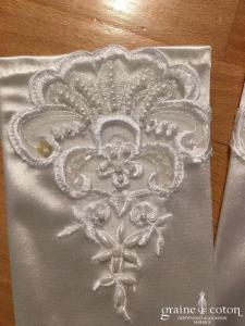 Création - Gants mi longs en satin blanc rebrodé de perles