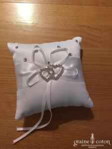 Création - Petit coussin d'alliances en satin ivoire clair