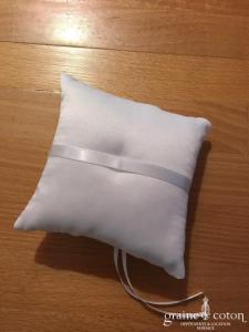 Création - Petit coussin d'alliances en satin ivoire clair