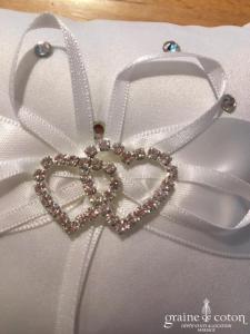 Création - Petit coussin d'alliances en satin ivoire clair