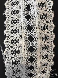 Étole fine en dentelle blanche