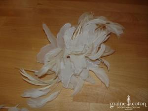 Fleurs en soie ivoire à fixer sur robe ou cheveux