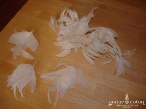 Fleurs en soie ivoire à fixer sur robe ou cheveux
