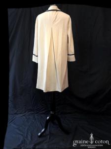 Delphine Manivet - Manteau mi long en laine ivoire, bordé d'un double biais noir