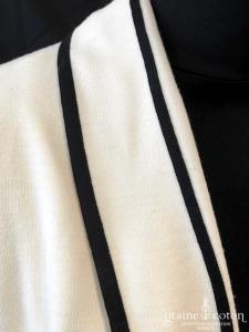 Delphine Manivet - Manteau mi long en laine ivoire, bordé d'un double biais noir