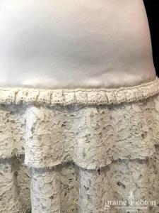 Delphine Manivet - Robe courte en satin de soie ivoire et dentelle