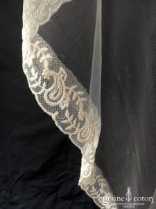 Création - Voile long de 2 mètres en voile souple ivoire bordé de dentelle de coton