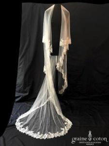 Carrière - Voile long de 2,20 mètres en tulle ivoire bordé de dentelle de Chantilly
