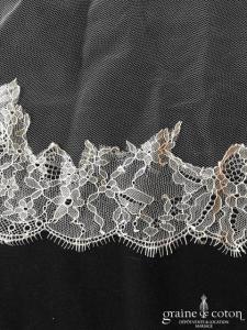 Carrière - Voile long de 2,20 mètres en tulle ivoire bordé de dentelle de Chantilly
