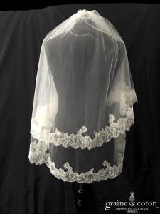 La Sposa pour Pronovias - Voile court en tulle ivoire bordé de fine dentelle de Chantilly