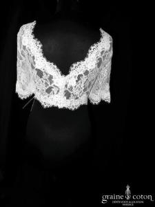 Bianco Evento - Boléro décolleté en V boutonné dans le dos à manches mi longues en dentelle ivoire