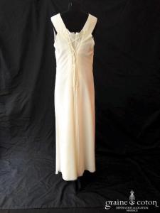 Création - Robe empire en mousseline fluide ivoire clair