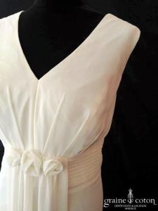 Création - Robe empire en mousseline fluide ivoire clair