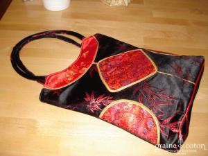 Petit sac motifs vietnamiens, satiné noir et rouge