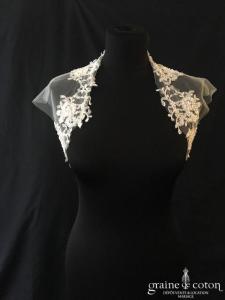 Boléro en tulle bordé de dentelle et perles, fils argentés