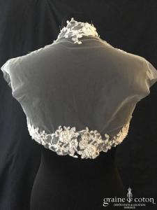 Boléro en tulle bordé de dentelle et perles, fils argentés