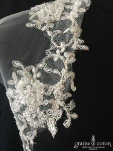 Boléro en tulle bordé de dentelle et perles, fils argentés