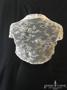 Boléro en dentelle ivoire à petites manches et col