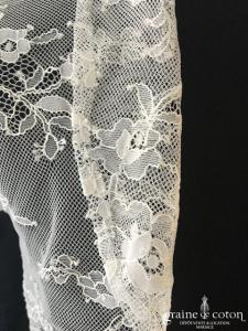 Boléro en dentelle ivoire à petites manches et col