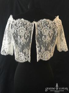 Boléro à fermer dans le dos en fine dentelle ivoire et petites manches