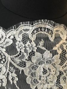 Boléro à fermer dans le dos en fine dentelle ivoire et petites manches