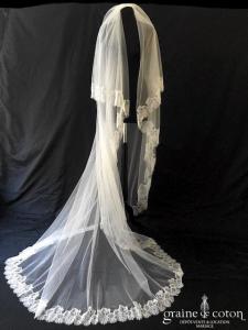 Voile long de 2,50 mètres en tulle souple ivoire bordé de fine dentelle