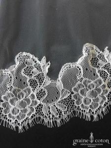 Voile long de 2,50 mètres en tulle souple ivoire bordé de fine dentelle