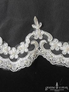 Voile long de 2,40 mètres en tulle souple ivoire bordé de broderie perlée