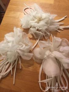 Fleur en organza de soie ivoire à coudre ou à monter sur peigne