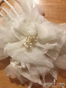 Fleur en organza de soie ivoire à coudre ou à monter sur peigne