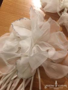 Fleur en organza de soie ivoire à coudre ou à monter sur peigne