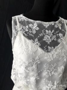 Robe courte en satin et broderie ivoire